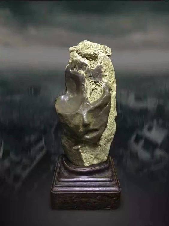 有些奇石专家收藏理论强，自己却没几个精品石头
