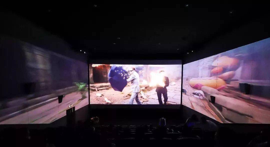 当你坐在screenx影厅里看电影的时候,不仅仅处在你正前方的这块幕上会