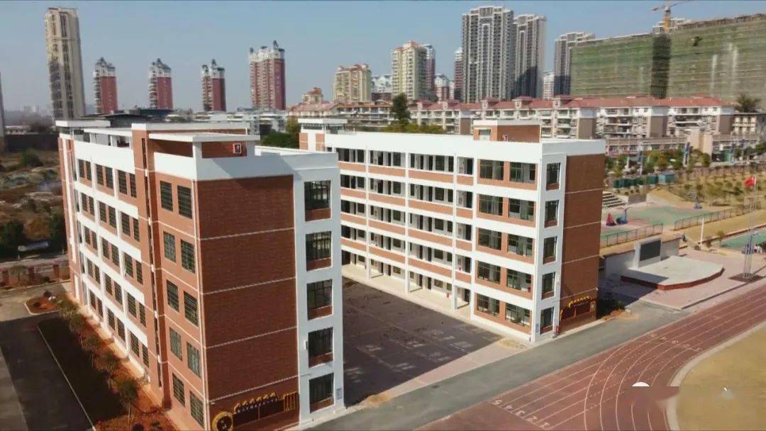 区第四中学扩建工程位于城南新区,建筑总面积6400㎡,建设内容包括新建