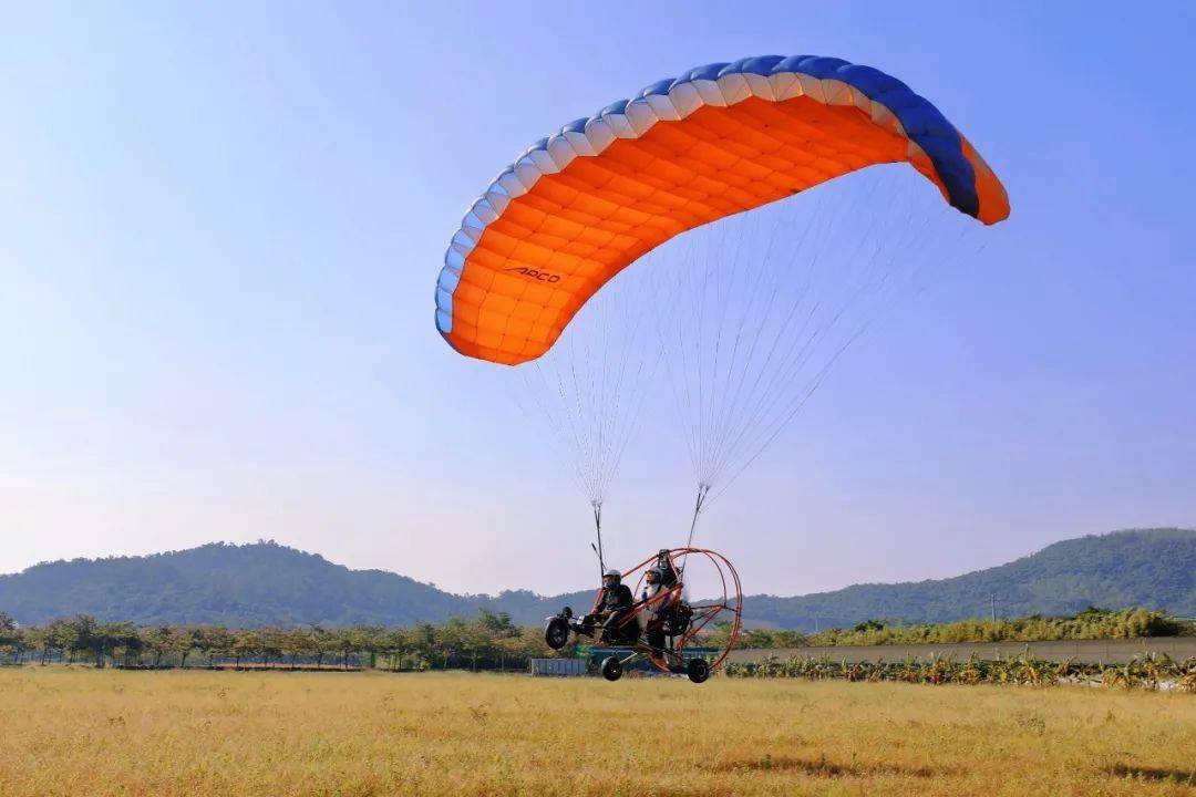 这个春节,带你解锁三亚个性新玩法_滑翔伞