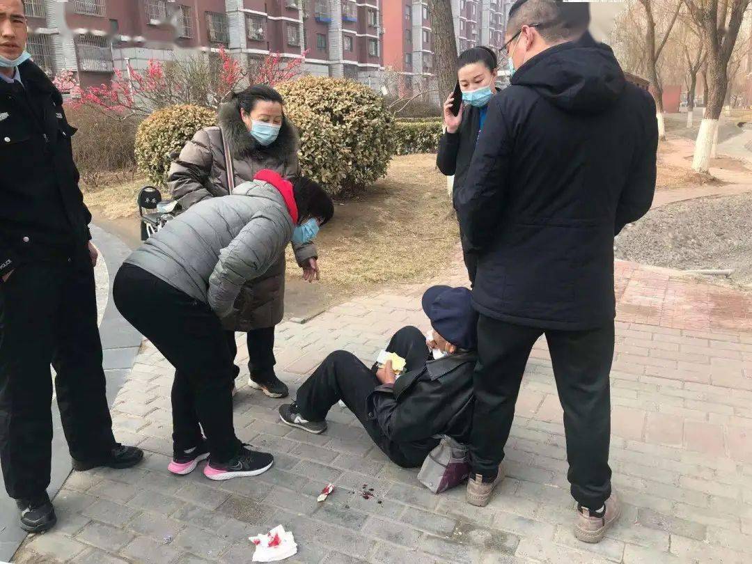 暖!老人跌倒,众人帮,来自大年三十的感动