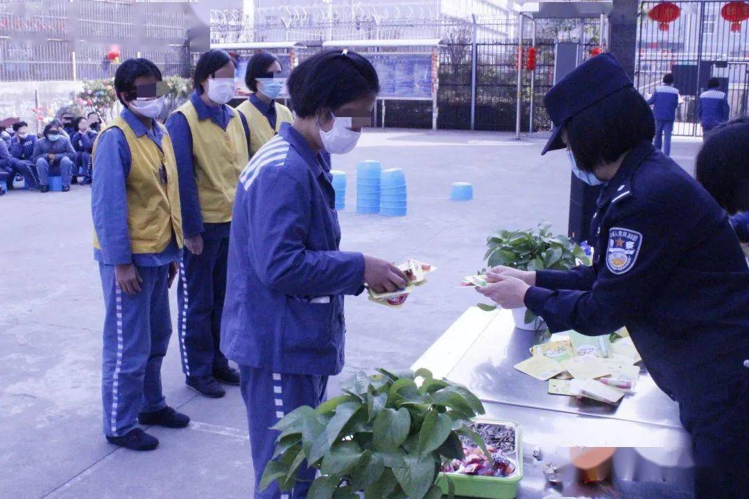 监狱服刑的她们这样过年