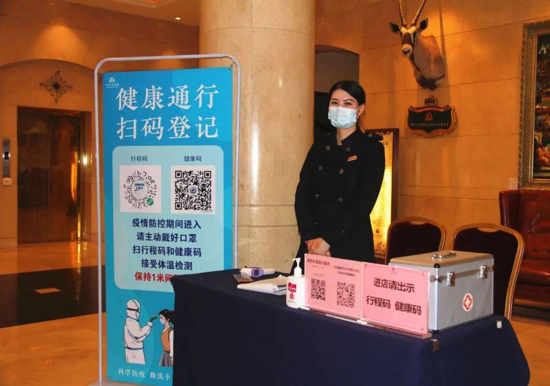 多数商家都会提示市民要遵守防疫的相关要求,进出饭店要测量体温,出示