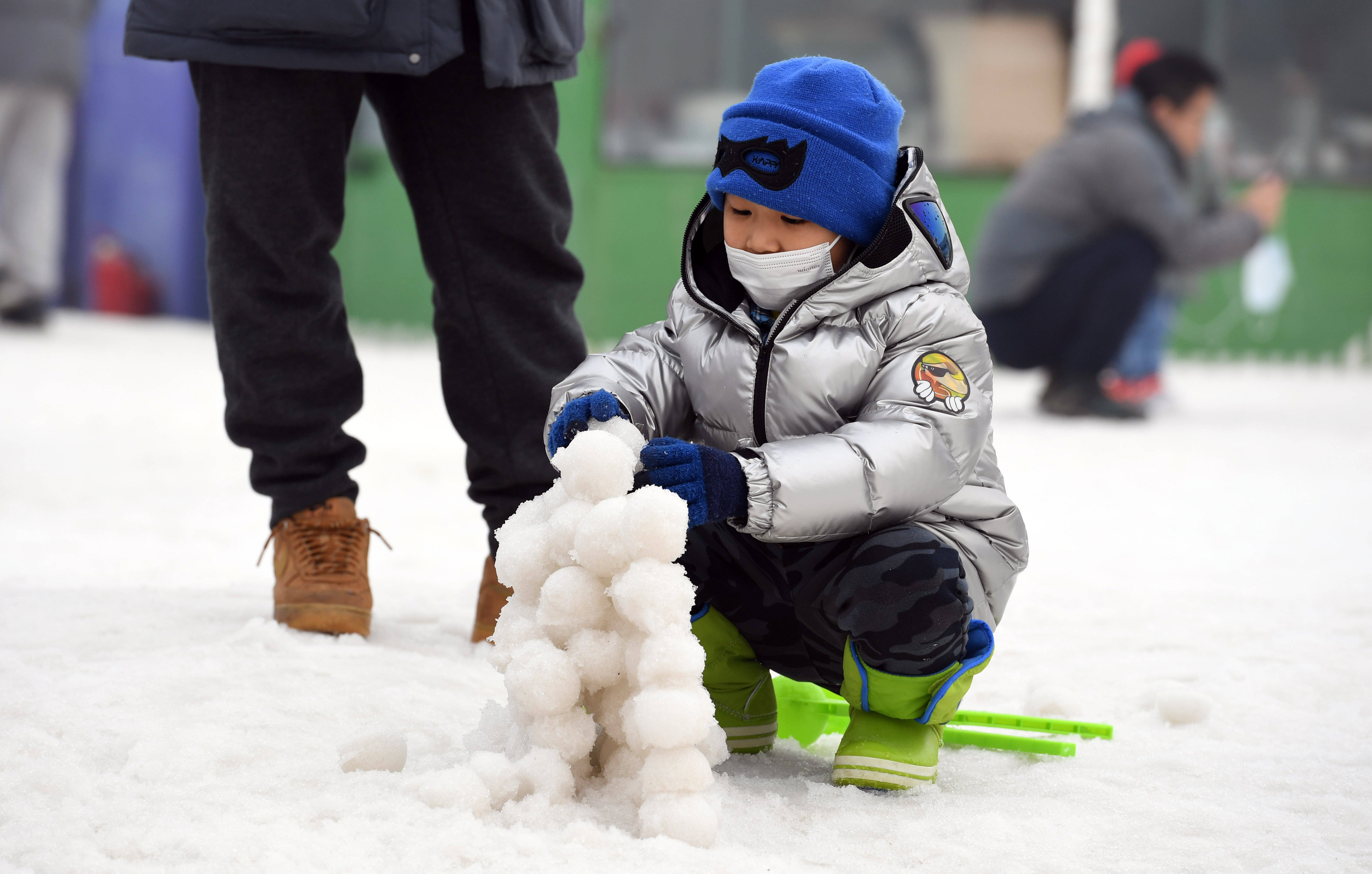 2月13日,一名小朋友在南宫露营运动乐园玩雪