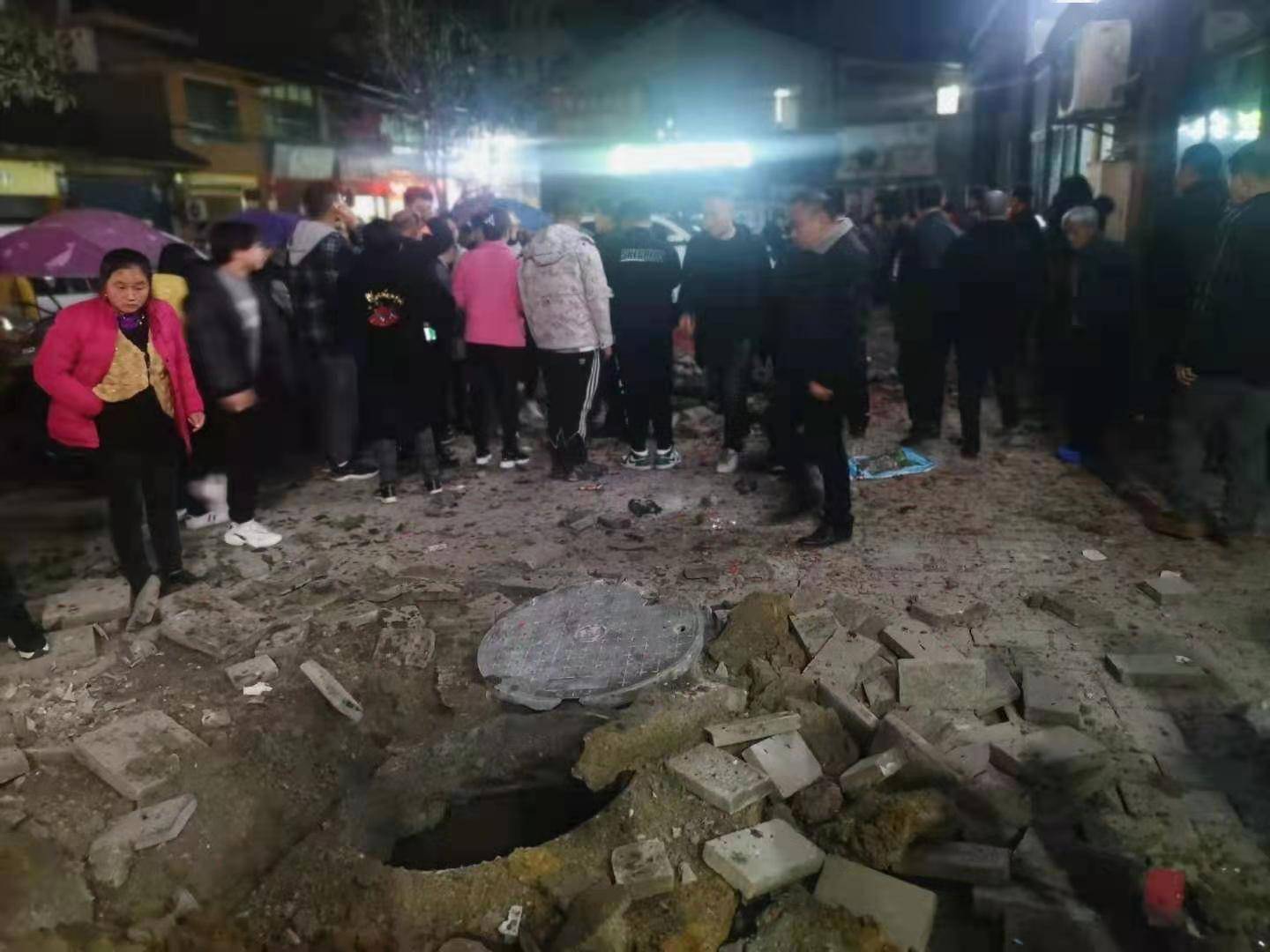 燃放烟花时不小心引燃沼气致窨井爆炸6岁女孩被井盖击中后死亡