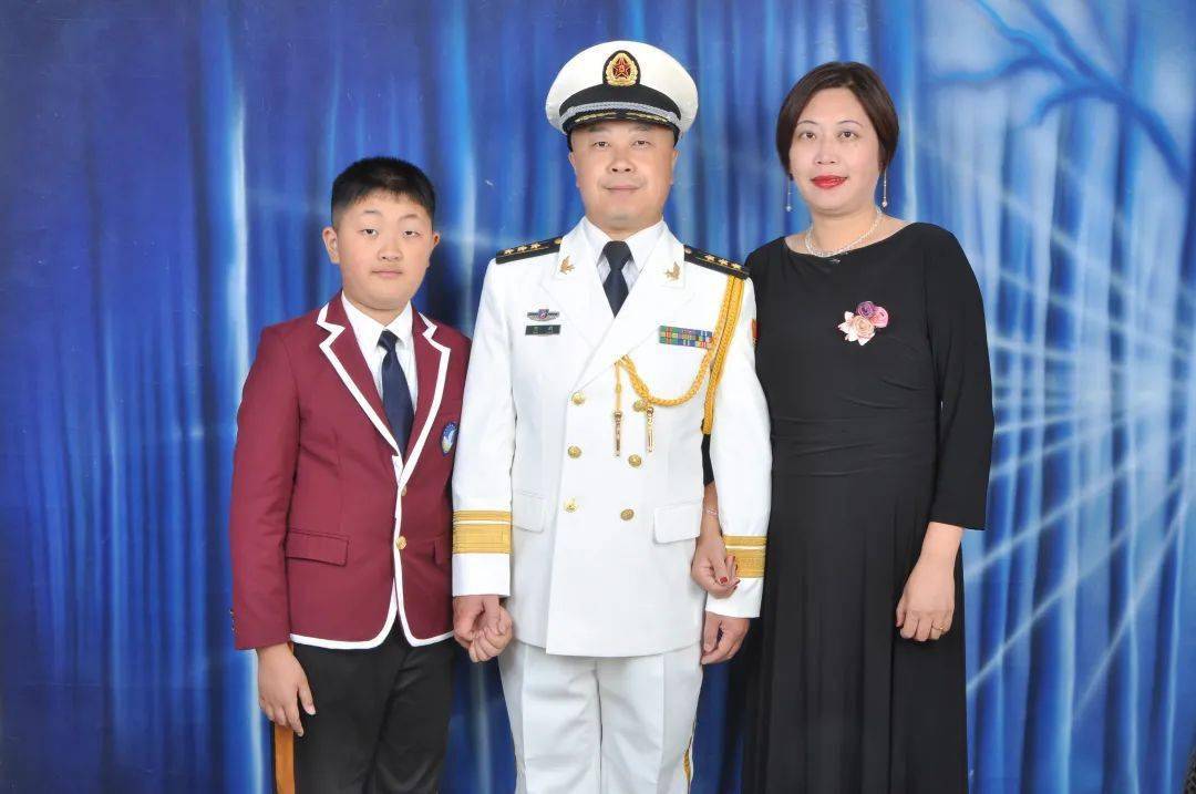 儿子也是盛装打扮,特意到照相馆拍摄了军旅生涯最后一张军装全家福