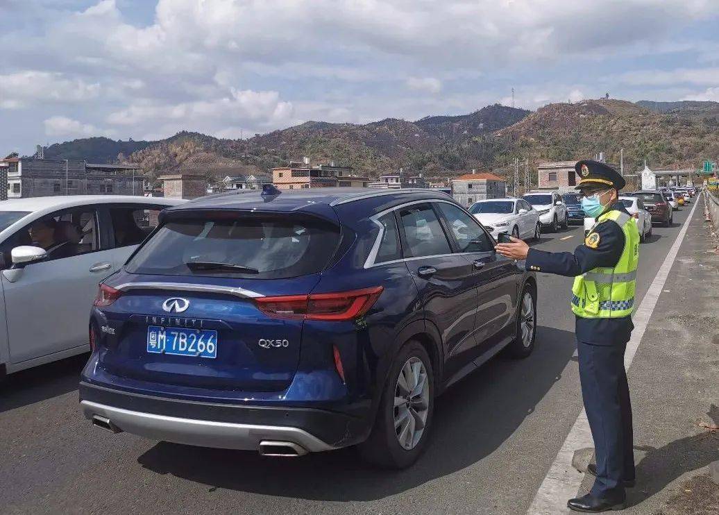 回娘家车流"驾到",路警穿梭齐"开路"