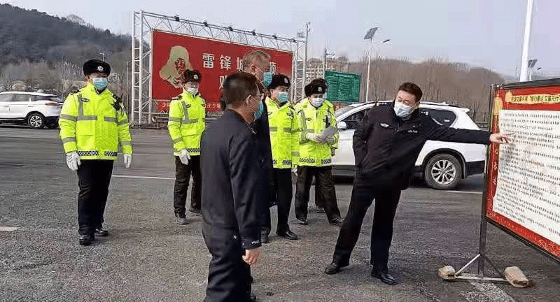 2月11日上午,大连市副市长,市局党委书记,局长杨耀威来到西岗交警大队