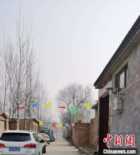 图为孔村村民"宅"家迎接辛丑牛年. 贺永军 摄