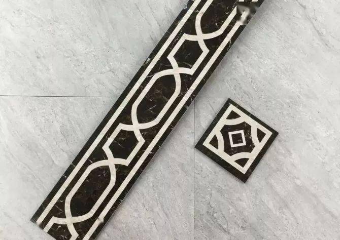 波打线与旁边大理石在颜色上形成鲜明的对比,让人对屋内各区域的划分