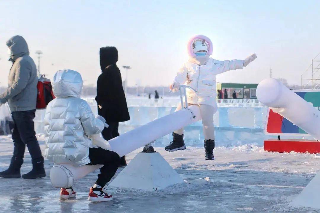 云赏冰雪龙江丨哈尔滨松花江冰雪嘉年华冰河上的一站式游乐场