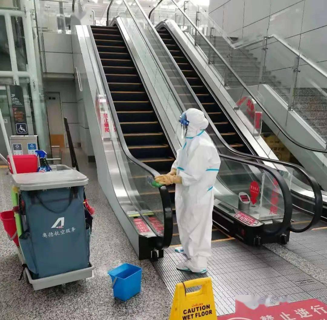 白云机场航站楼保洁员:今年的春节我们都在岗