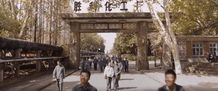 贾玲湖北人,但他成名是在北方语言圈里,所以电影中的胜利化工厂是个