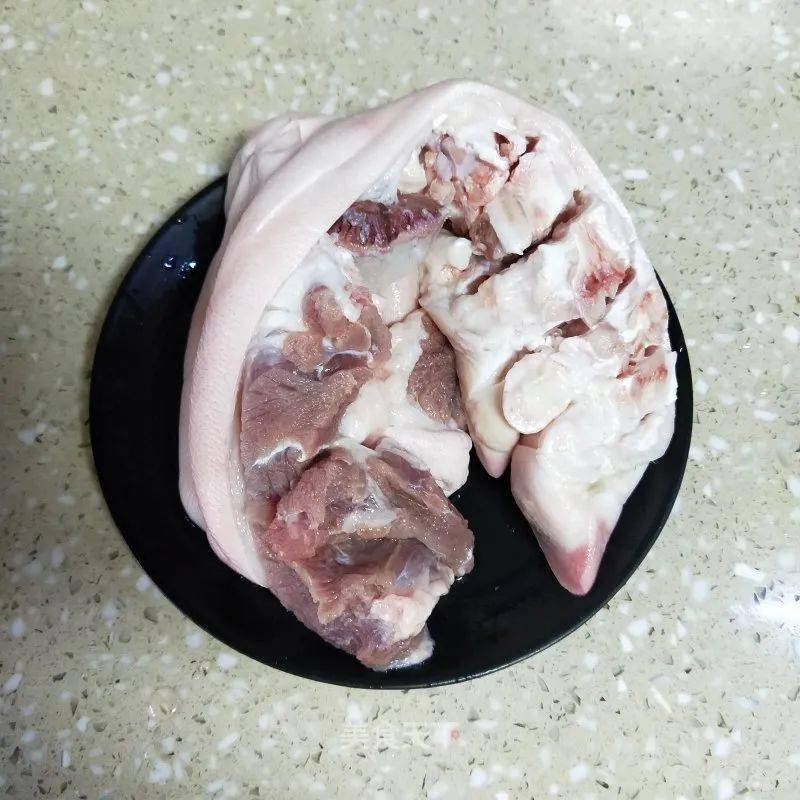 1. 猪前脚半个,店家老板已经将猪脚的骨头剁软,方便制好后切块 .