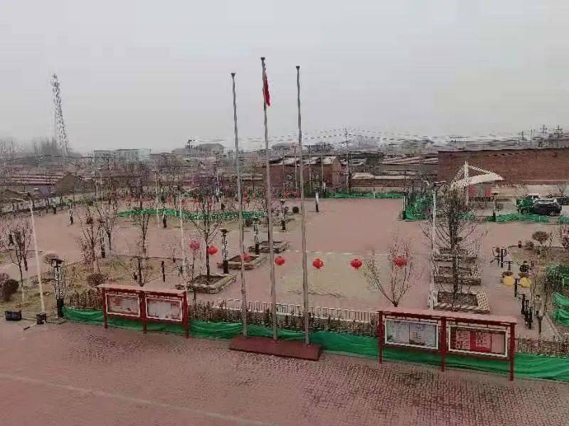 喜庆的对联,烫金的福字,火红的灯笼……大年初一的静海区子牙镇东子牙