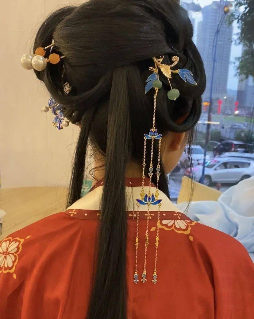 耳环在古代女子的首饰中,耳环绝对占有重要地位.