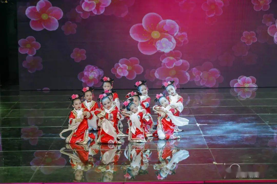 中国舞《步步生莲》街舞《当爵士遇到篮球》乐器演奏《风的季节》语言