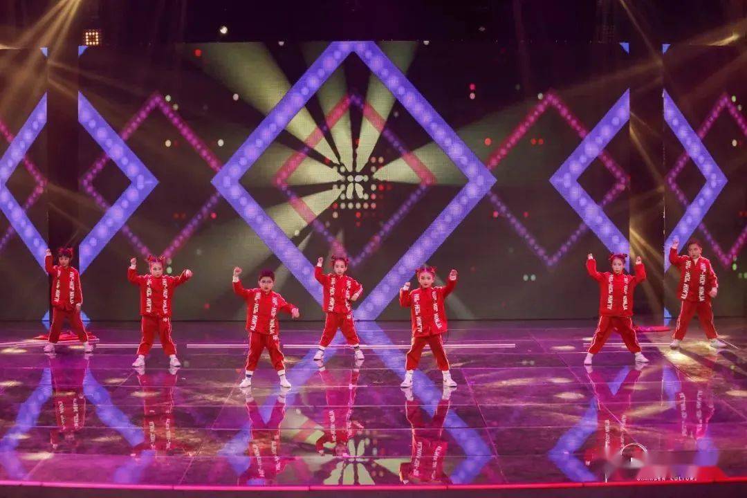 中国舞《步步生莲》街舞《当爵士遇到篮球》乐器演奏《风的季节》语言