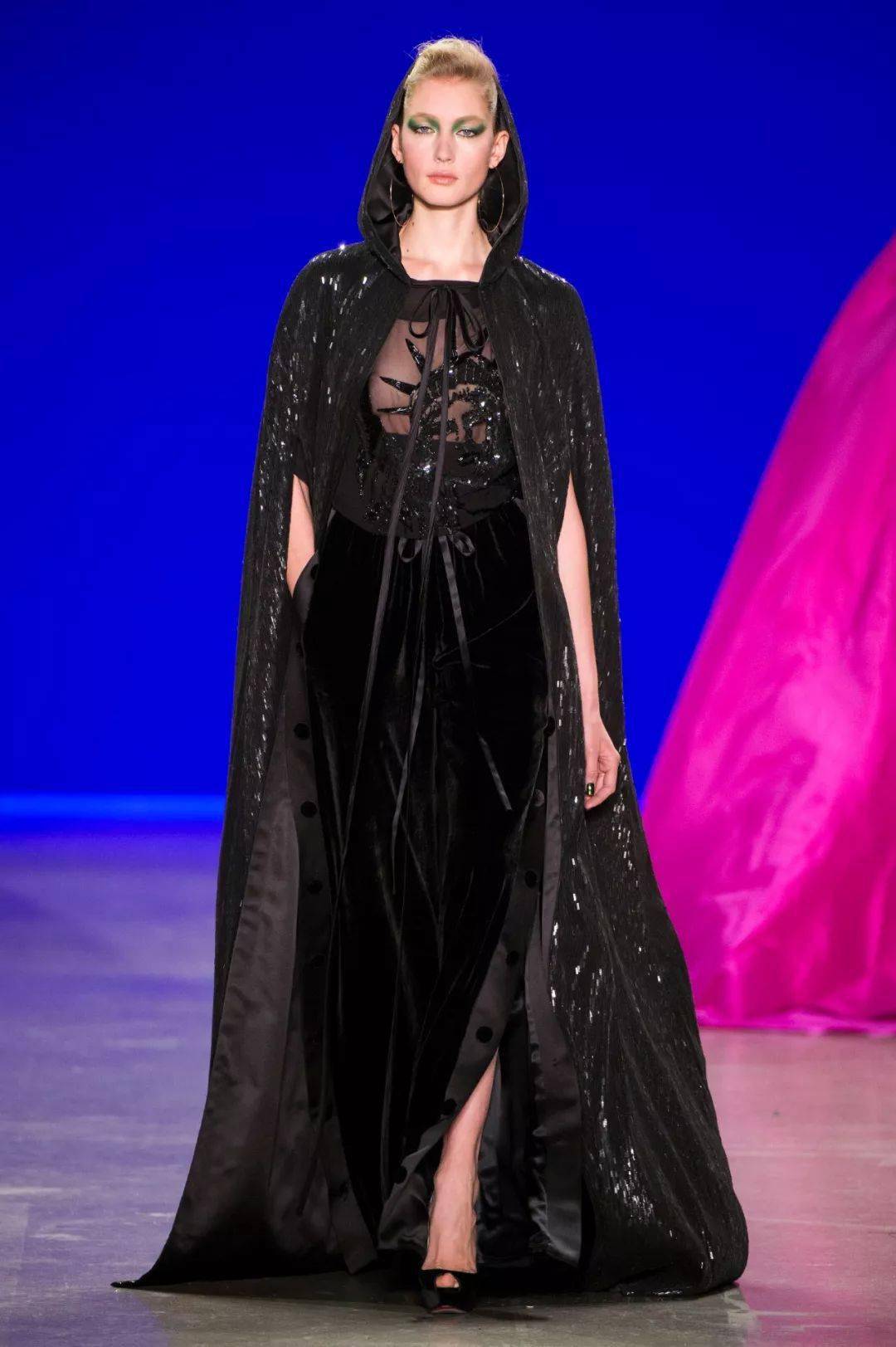 wgsn)夸张,不对称性,奇特,轻盈,繁复和多装饰性是哥特式风格的特点