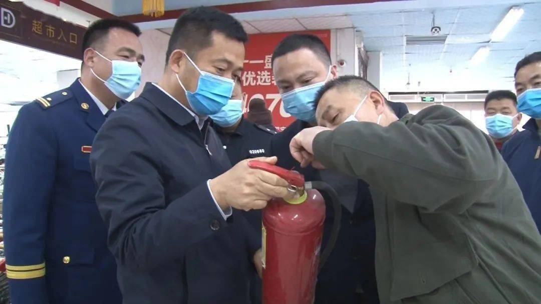 县委常委政法委书记肖广辉督导检查节假日值班情况安全维稳及消防安全