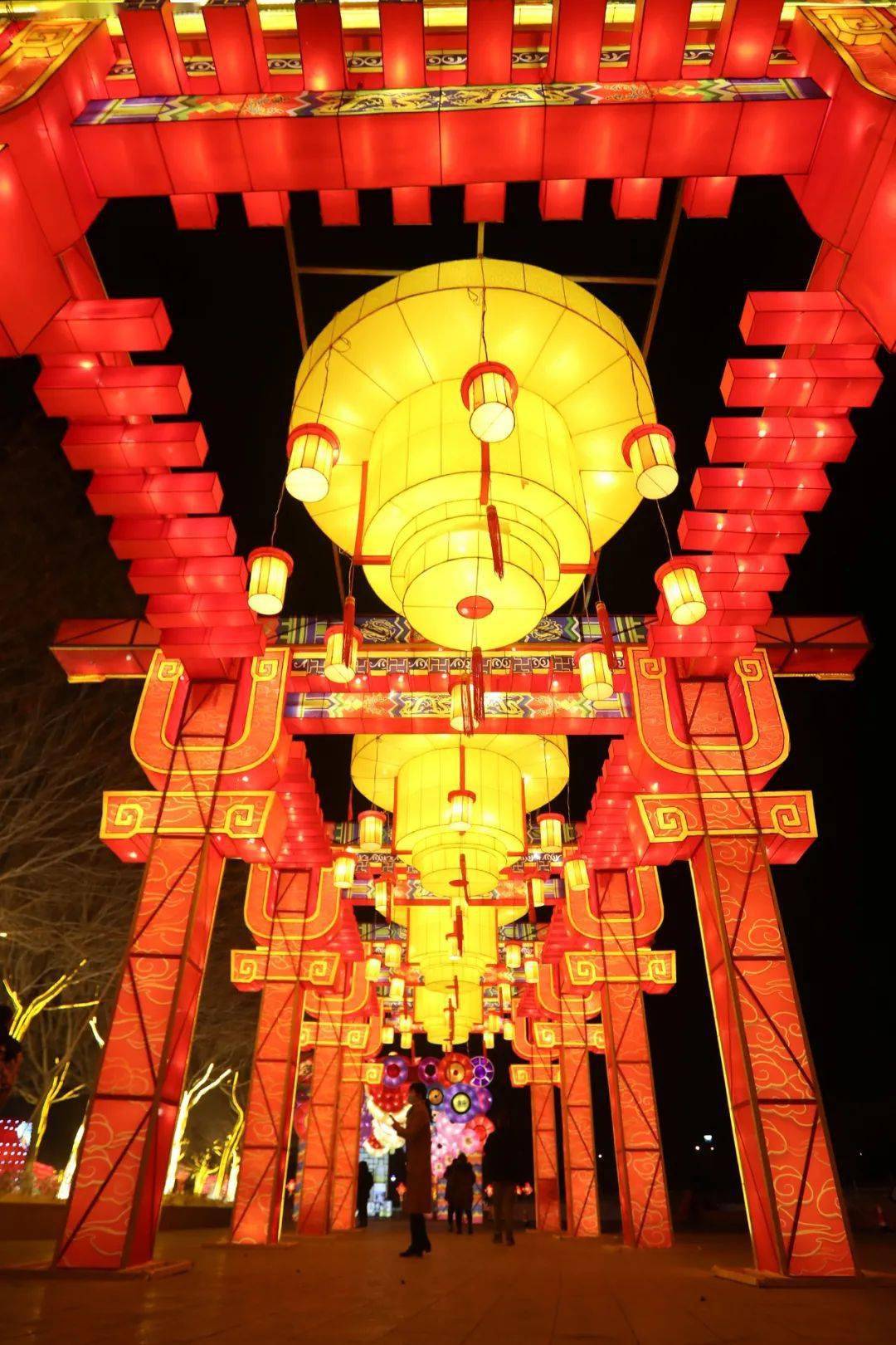 由海天文化承制的"2021年西部灯城迎春灯会",2月4日至3月14日,灿若