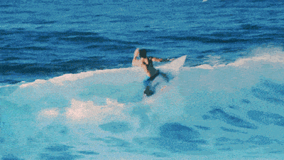 以海浪作为动力,借助冲浪板在海面上滑行,便能体验与海浪搏击的快感