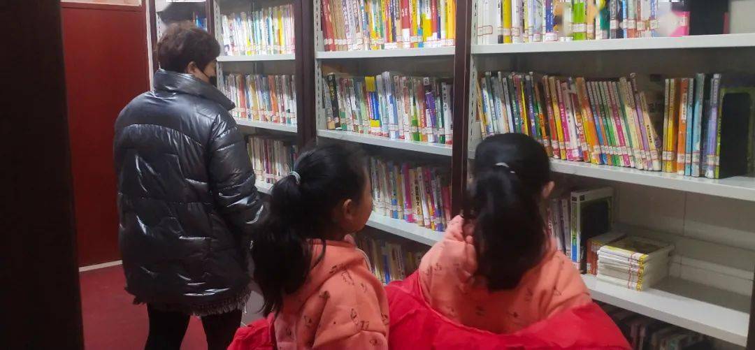 就地过年不孤读解放区图书馆满满书香