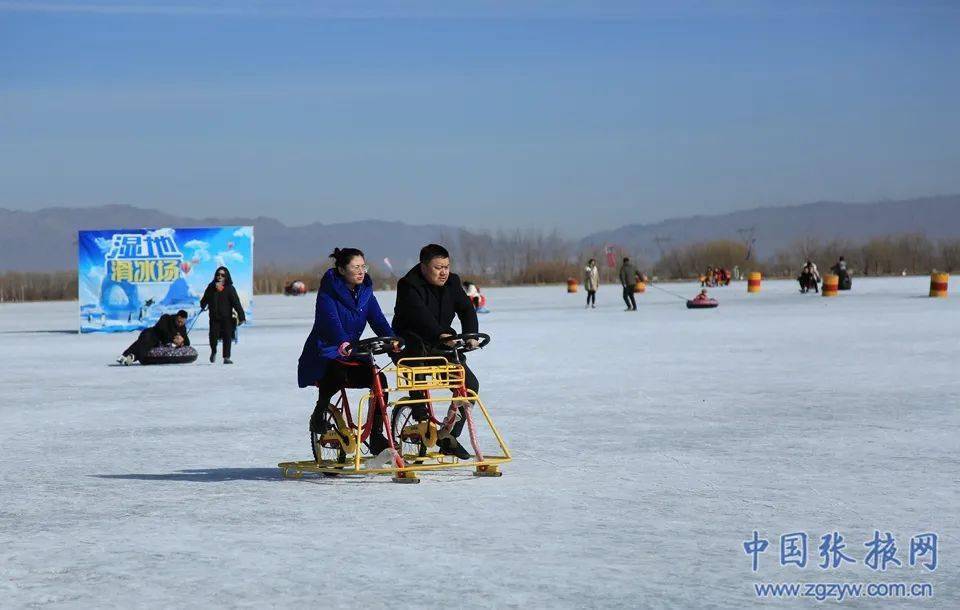 2021年2月15日,市民在甘肃省张掖国家湿地公园滑冰场上滑冰.