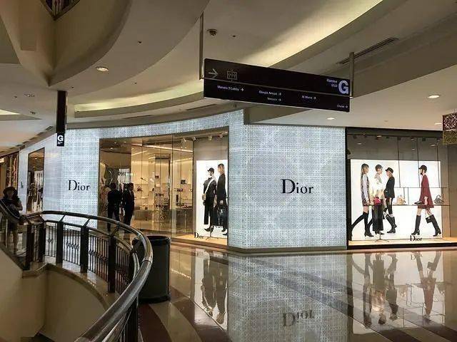 为了符合自身高端,时尚的定位,奢侈品店大都会选择繁华,规模大,交通