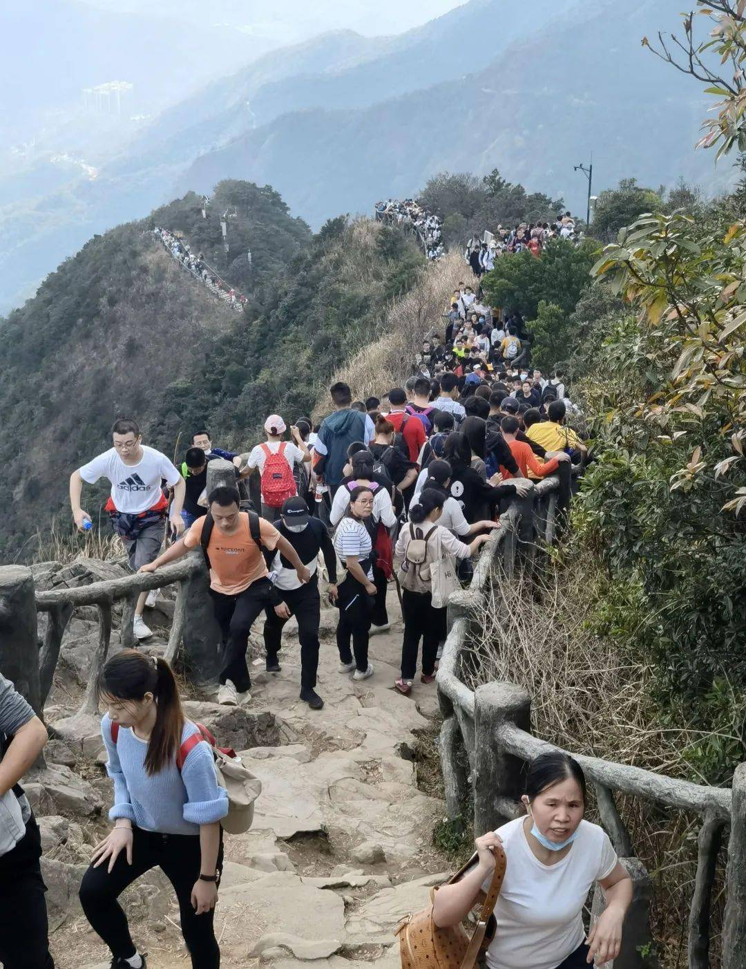 深圳春节最火爆景点：超10万人登梧桐山、每天8万人逛虹桥公园、日均4万人游大梅沙、3万人到东部华侨城……