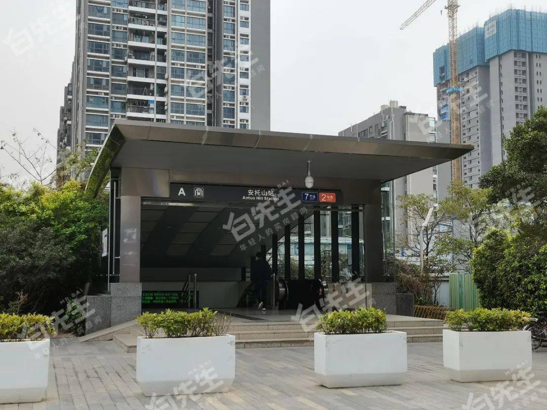 从安托山地铁站出来,首先看见的是安峦公馆,底商大多是一些中介门店