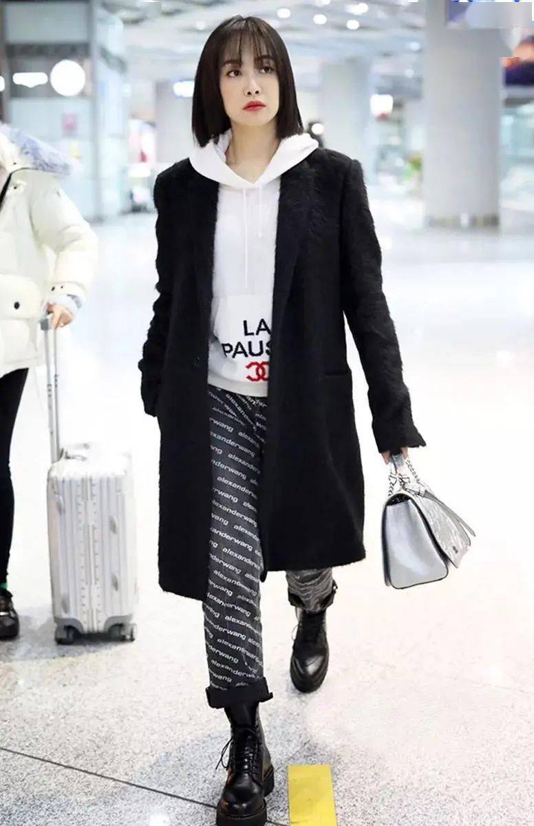 黑色大衣 卫衣还不知道今年买什么大衣,或者怎么搭配的宝宝,小编来给