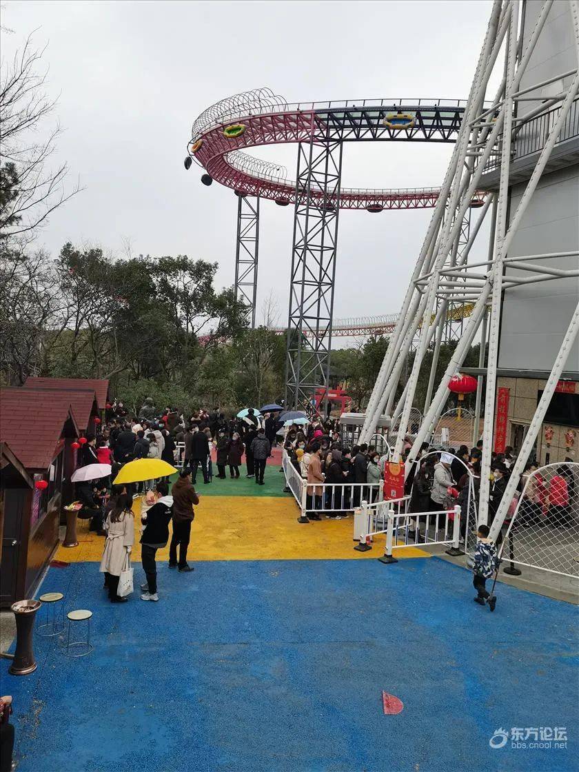 这个春节，海曙这个公园太火爆！排队人巨多，都为了玻璃桥，下雨天也…