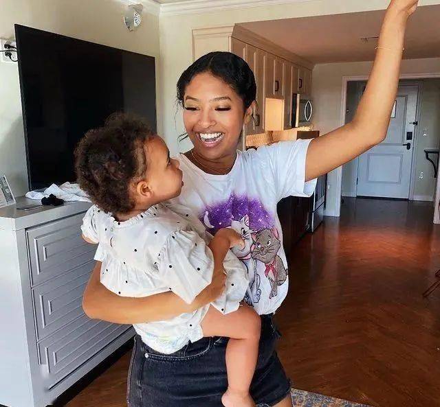 科比大女儿签约当模特了阳光自信大长腿却依然有人出来质疑