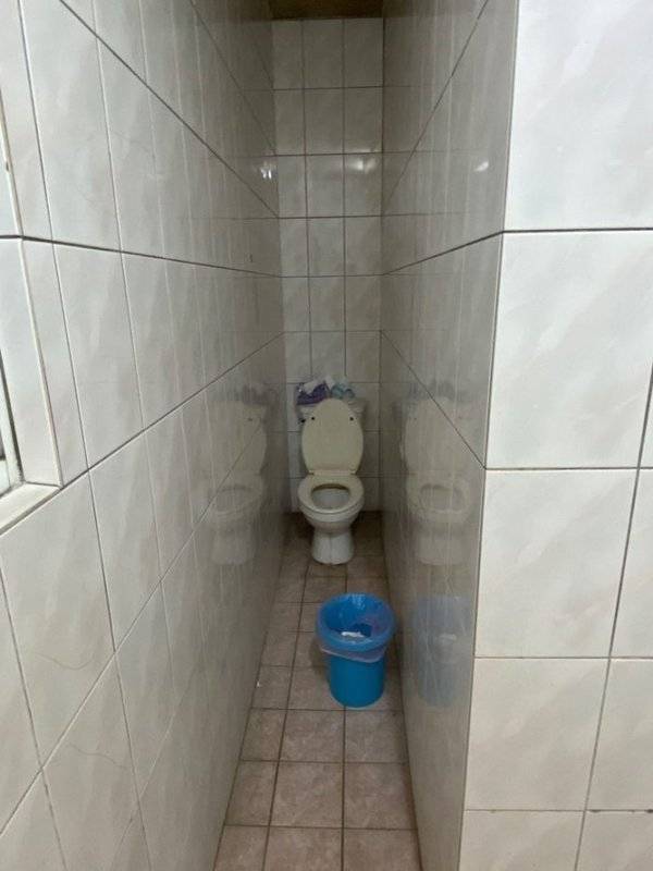 大学生租屋惊见厕所「转身都难」 网民笑指:瘦人专用