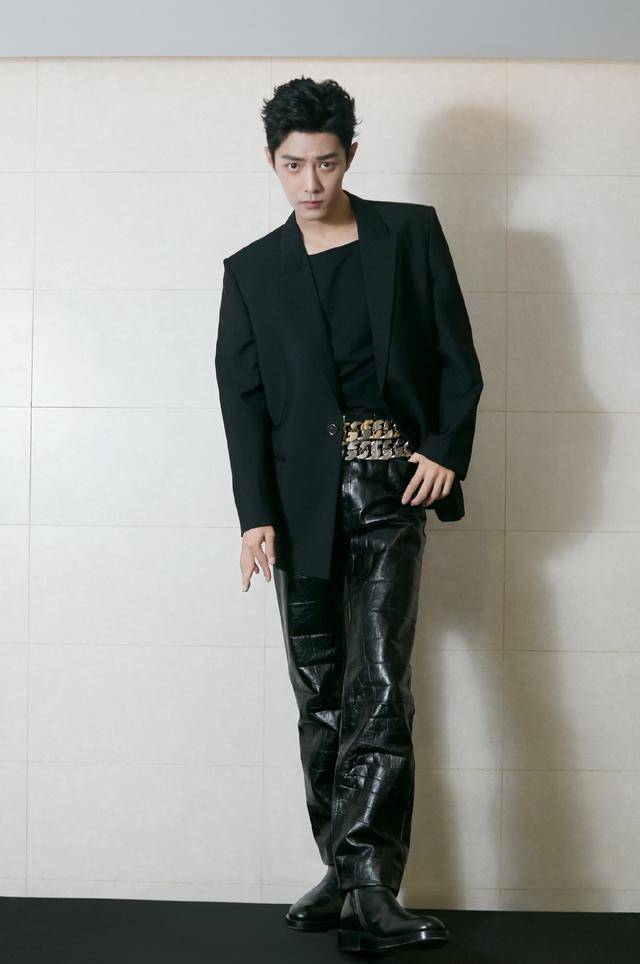 吴宣仪偏爱连衣裙风格百变很时尚肖战穿时尚西装打造绅士穿搭