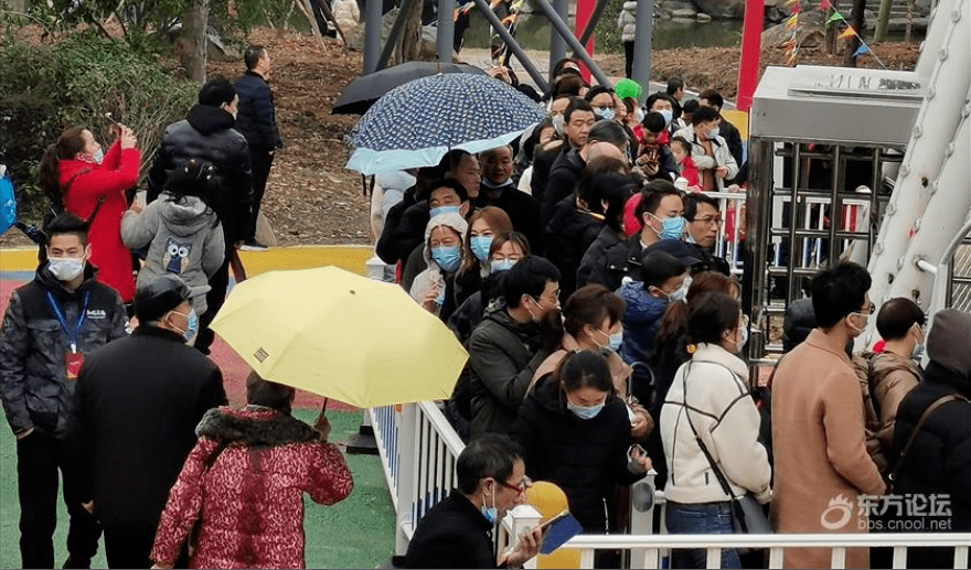 这个春节，海曙这个公园太火爆！排队人巨多，都为了玻璃桥，下雨天也…