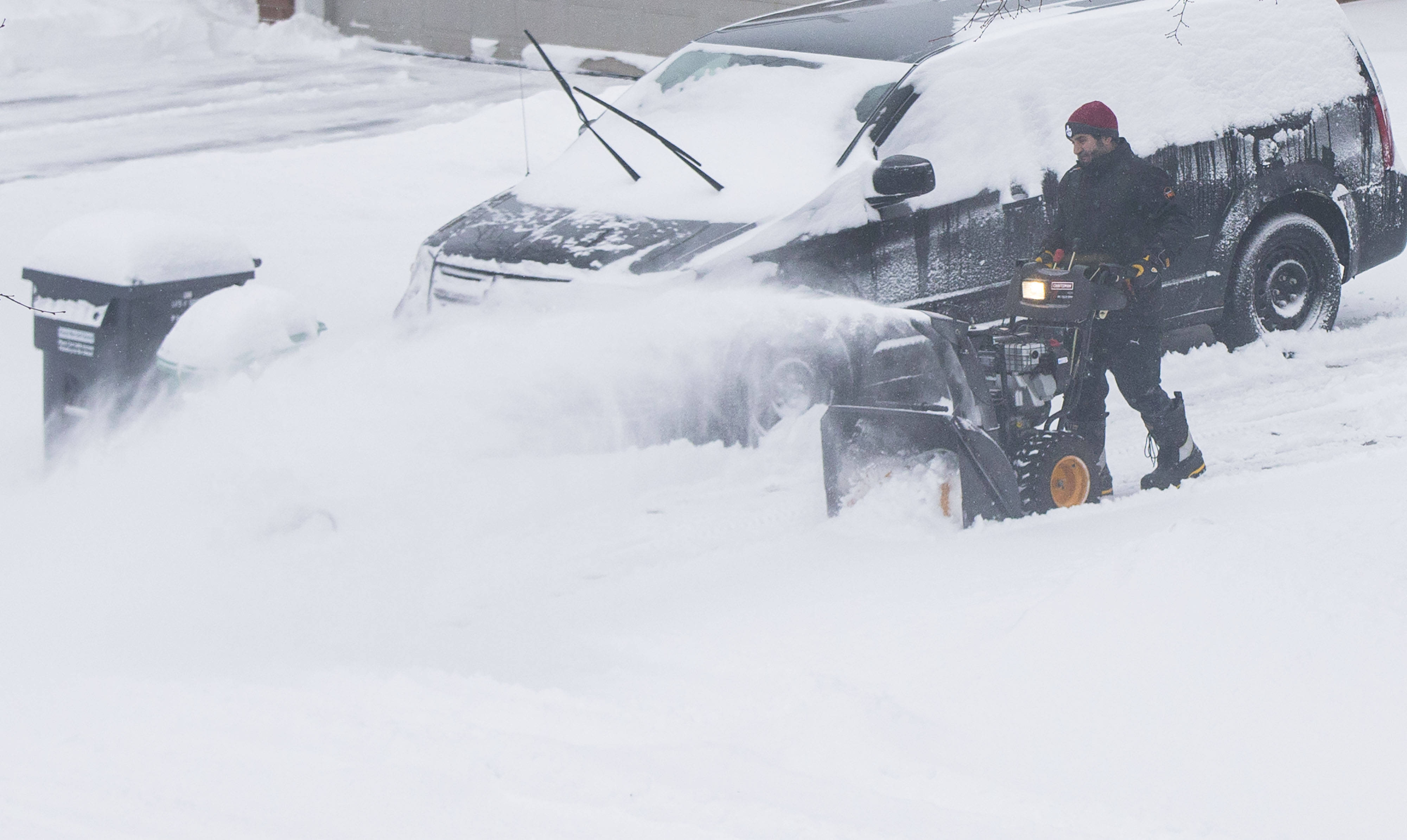 加拿大多伦多地区普降大雪 铲雪车