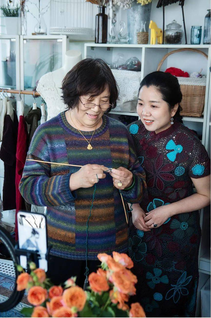 50岁大妈直播织毛衣一天十六小时一年织出2000多万