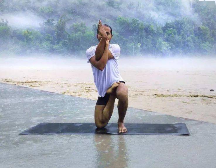 马面式的梵语名是"varayanasana",varayana的意思是"马".