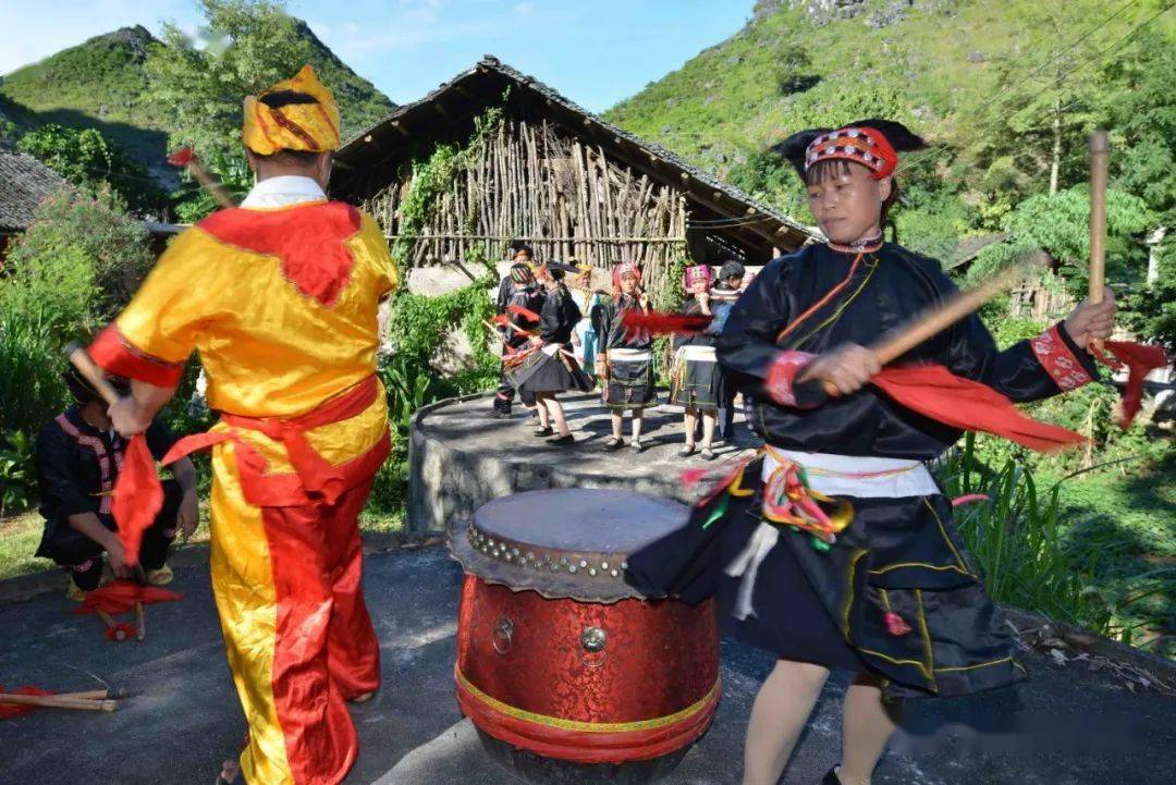 广西田东县瑶族金锣舞,广西灵山县壮族烟墩大鼓等民间乐舞,都有闻鼓