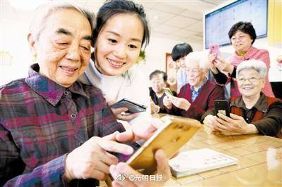 过程|你有耐心教老人用数字设备吗？