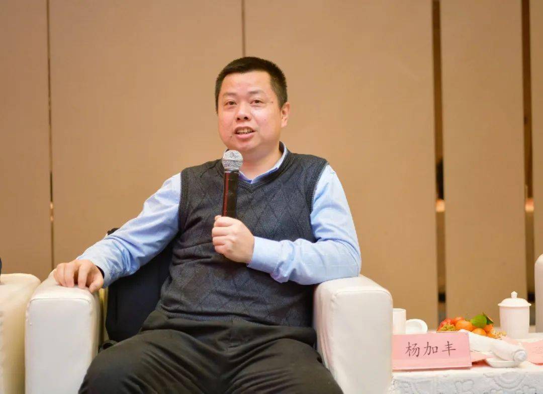 左右滑动查看更多图片座谈会上,区委常委,常务副区长朱小海,区委常委