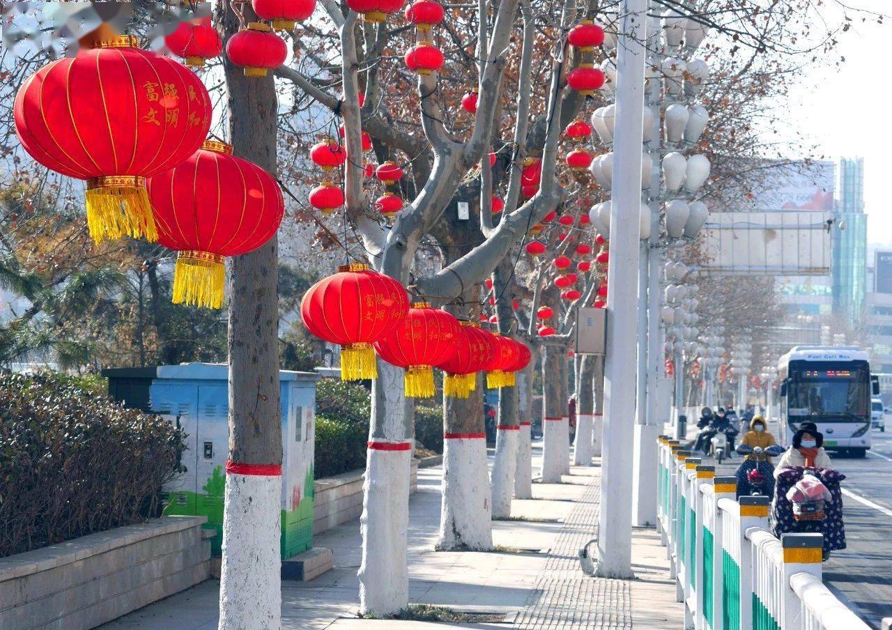 家里 也红了 让我们跟随镜头 去感受一种别样的颜色: 春节红 大红灯笼