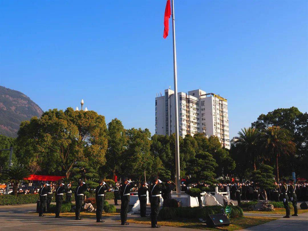 全體人員神情莊重,面向國旗肅立,高唱國歌,凝視鮮豔的五星紅旗冉冉