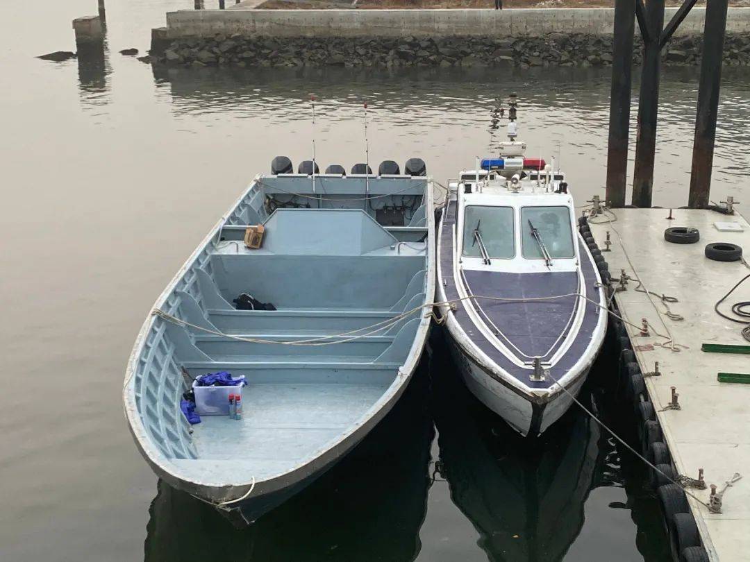 海关缉私警察查获的1800匹马力快艇  供稿/ 广州海关 原标题:(视频)