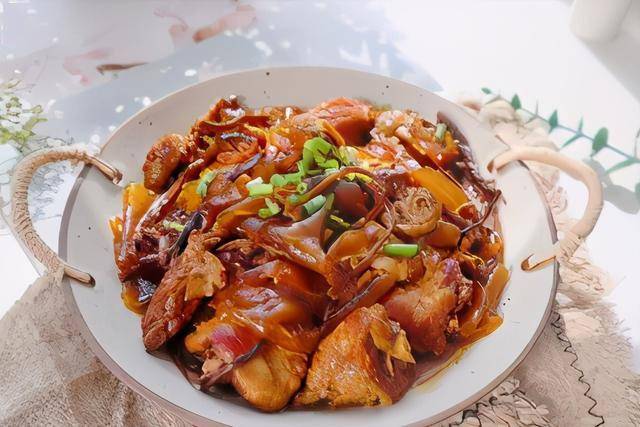 茶树菇需要提前清洗干净,浸泡一晚上才能用,粉皮也是提前浸泡6个小时.