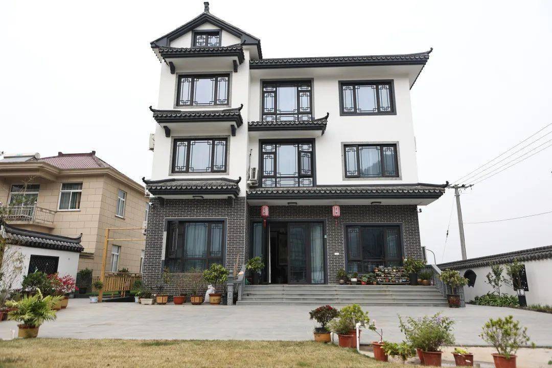 是典型的新中式风格主体建筑白墙黑瓦,青砖贴面山清水秀的省级文明