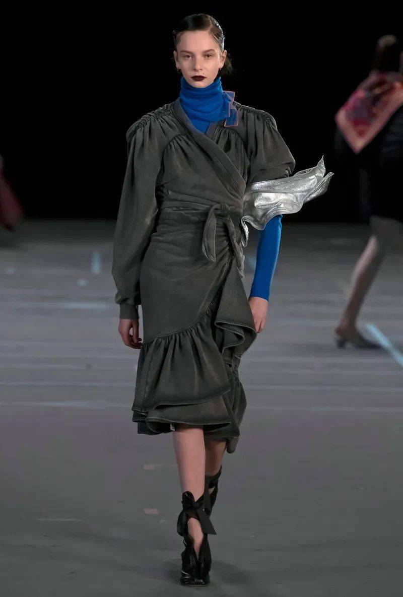 用纽扣和金属丝塑造蛇行扭曲的解构廓形yproject这一季的百搭款在外网