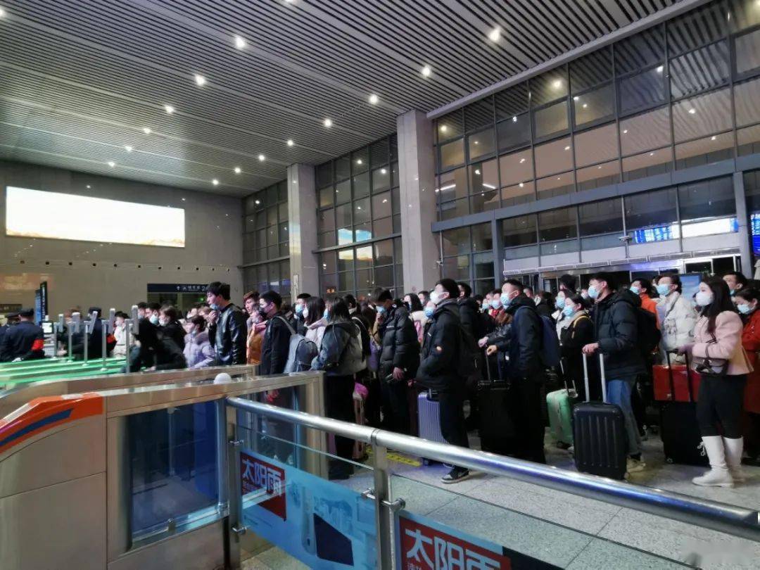 "该趟高铁设计1100余个座位,当天晚上从宿州东站上车的旅客人数破千